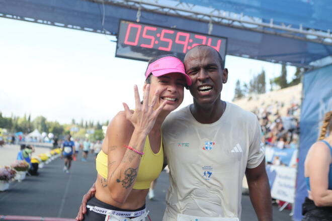 Πρόταση γάμου στον Μαραθώνιο- φωτογραφία από eurokinissi.gr