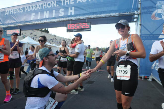 Άντρας γονατίζει και ζητάει το χέρι της αγαπημένης του/ φωτογραφία από eurokinissi.gr