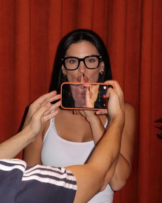 Χριστίνα Μπόμπα: Mας δείχνει το μοντέρνο της γραφείο