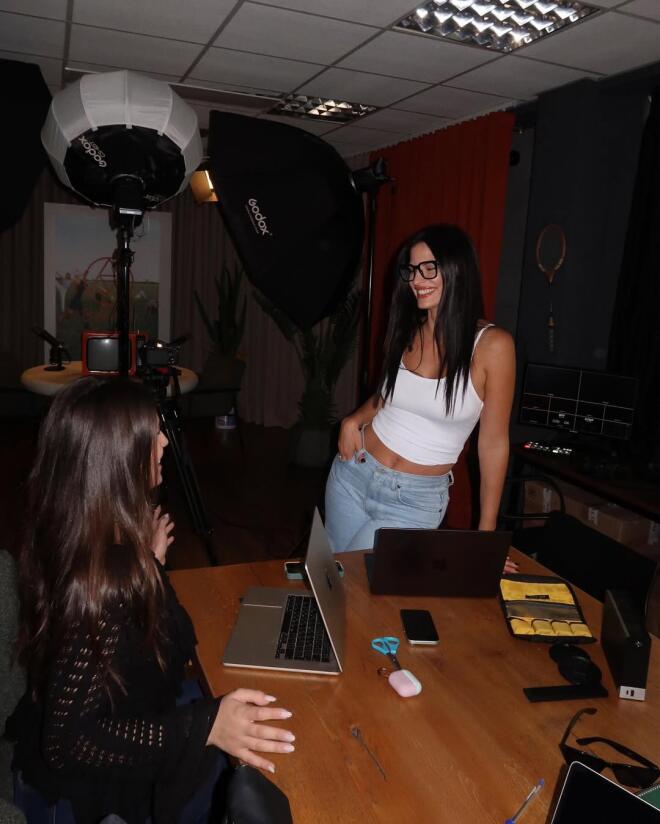 Χριστίνα Μπόμπα: Mας δείχνει το μοντέρνο της γραφείο