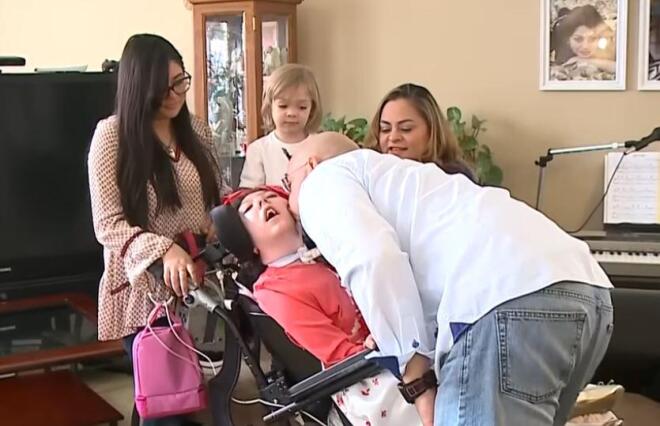 Το θαύμα της Άλεξ: Γεννήθηκε χωρίς εγκέφαλο και ζει 20 χρόνια!