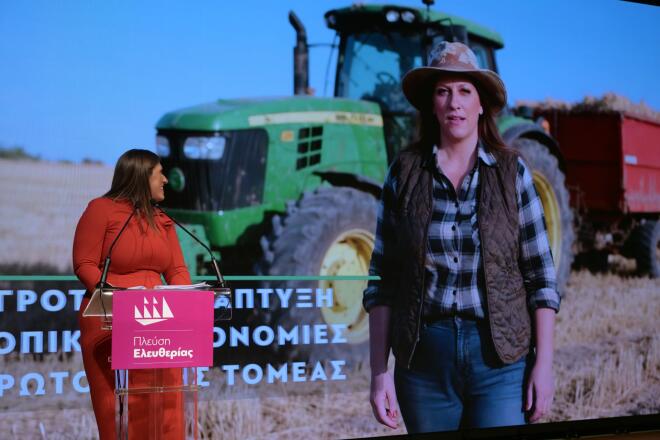 Η Ζωή Κωνσταντοπούλου ντυμένη αγρότισσα με τη βοήθεια του ΑΙ/ ΙΝΤΙΜΕ ΧΑΛΚΙΟΠΟΥΛΟΣ ΝΙΚΟΣ