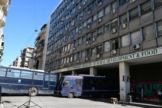 Αστυνομικές δυνάμεις έξω από το υπουργείο Αγροτικής Ανάπτυξης/ Eurokinissi Τατιάνα Μπόλαρη