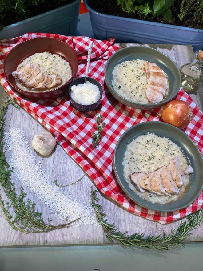 O Γιώργος Ρήγας έφτιαξε τον πιο νόστιμο μεζέ για το μεσημεριανό τραπέζι