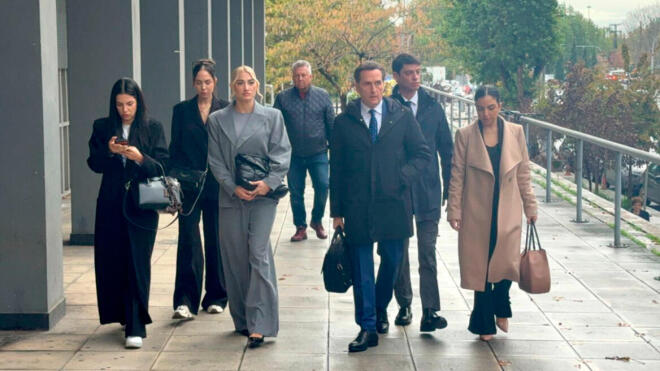 Η Iωάννα Τούνη προσερχόμενη στο δικαστήριο με τον δικηγόρο της και τις φίλες της