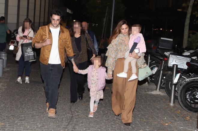 Μαίρη Συνατσάκη - Ίαν Στρατής: Οικογενειακή βραδινή έξοδος με την κόρη τους