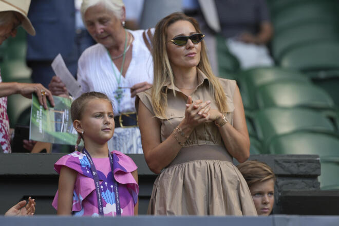 Η Γελένα και η Τάρα στο Wimbledon Championships, καμαρώνουν τον Νόλε/ φωτογραφία από apimages/ φωτογράφος: Kin Cheung