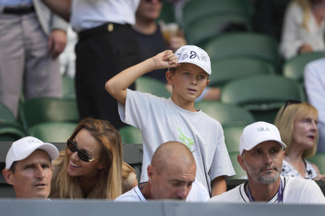 Ο γιος του Νόβακ Τζόκοβιτς τον καμαρώνει στον αγώνα/ φωτογραφία από apimages