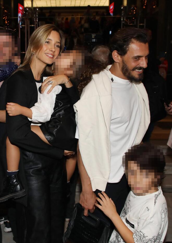 Η Γιολάντα Καλογεροπούλου κι ο Σταύρος Σβήγκος με τα παιδιά τους στο Θέατρο Παλλάς