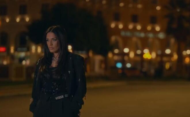 Ιουλία Καλλιμάνη - «Σιωπή στη Διαπασών»: Το νέο της τραγούδι που καθηλώνει!