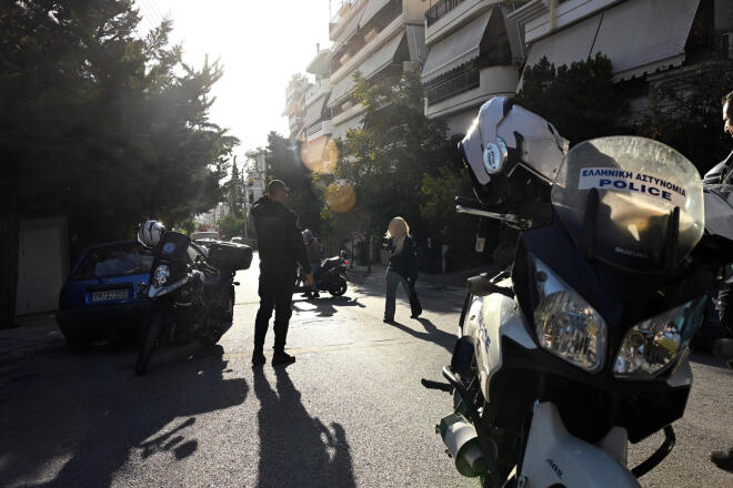 Αστυνομικοί έξω από το σπίτι σωφρονιστικού υπαλλήλου στη Νίκαια