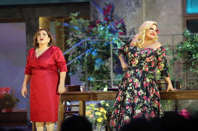 Βίκυ Σταυροπούλου- Δανάη Μπάρκα στην πρεμιέρα της παράστασης «Μάλιστα κύριε Ζαμπέτα», τον περασμένο Ιούνιο/ NDP ΕΛΛΗ ΠΟΥΠΟΥΛΙΔΟΥ