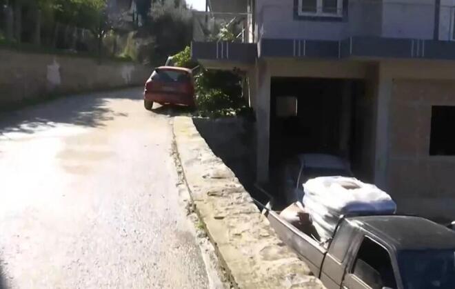 Η μάντρα από την οποία βρέθηκαν στο κενό ο τρίχρονος μαζί με τον 25χρονο θείο του