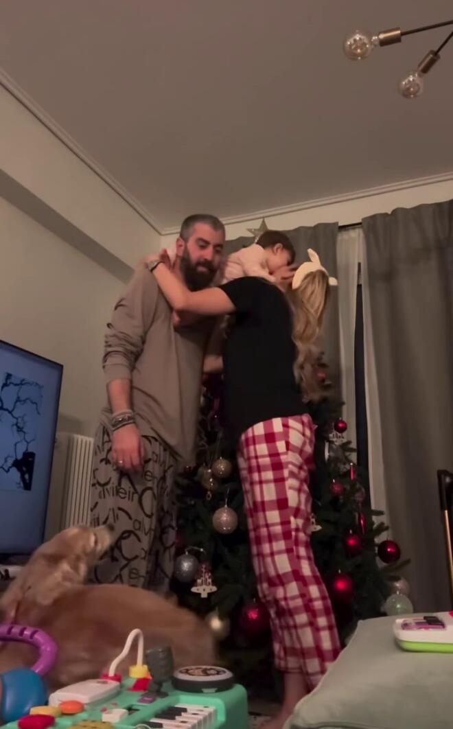 Οικογενειακά φιλιά για τη Φωτεινή Πετρογιάννη και τον Μιχάλη Ρουμπή