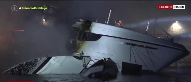 Κατεστραμμένο σκάφος που πήρε φωτιά στη Μαρίνα Ζέας