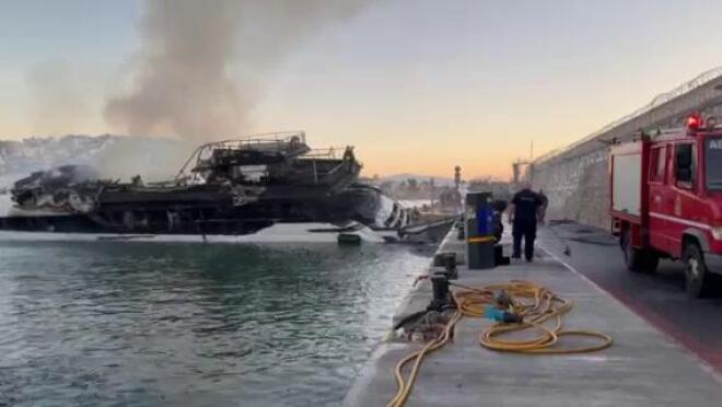 Κατεστραμμένο σκάφος που πήρε φωτιά στη Μαρίνα Ζέας