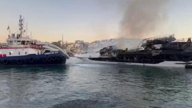 Από τη φωτιά στη Μαρίνα Ζέας καταστράφηκαν ολοσχερώς τρία σκάφη και τα άλλα δύο υπέστησαν σοβαρές ζημιές