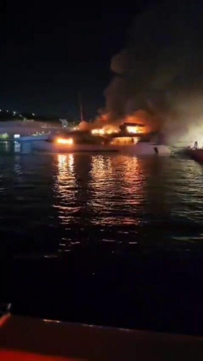 Φωτιά ξέσπασε σε τρία σκάφη στη Μαρίνα Ζέας στον Πειραιά