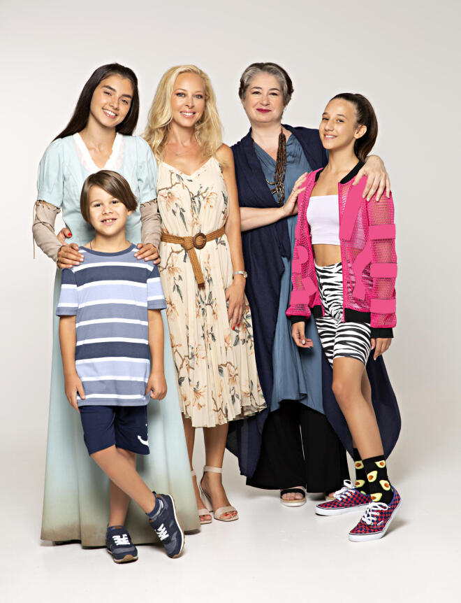 Η 39χρονη Ζέτα, μητέρα τριών παιδιών, συναντά απροσδόκητα και επεισοδιακά τον έρωτα της ζωής της, στο πρόσωπο του 24χρονου μπάρμαν Κωστή.