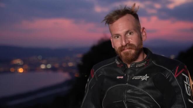 Φάρμα: Ο Δημήτρης οδηγεί μηχανή