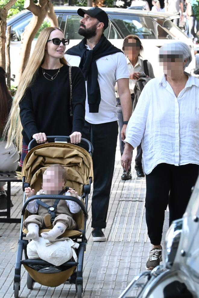 Αντωνία Καλλιμούκου – Νίκος Παραδείσης: Βόλτα στο Κολωνάκι με τον γιο τους