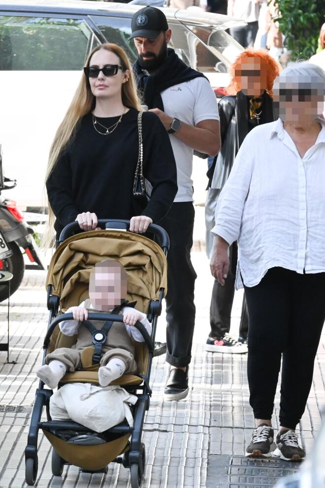 Αντωνία Καλλιμούκου – Νίκος Παραδείσης: στο Κολωνάκι με τον γιο τους