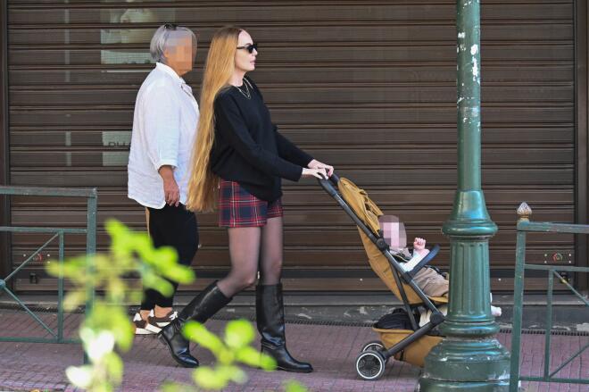 Αντωνία Καλλιμούκου Βόλτα στο Κολωνάκι με τον γιο της