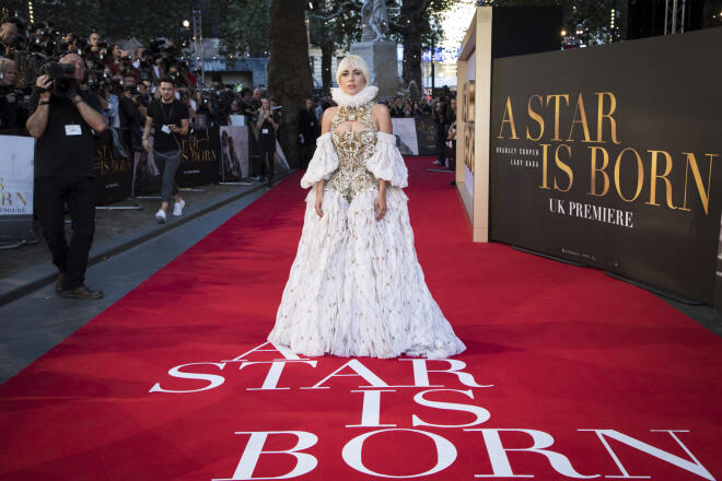 Στην πρεμιέρα της ταινίας "A Star Is Born" στο Λονδίνο/ Photo by Vianney Le Caer/Invision/AP