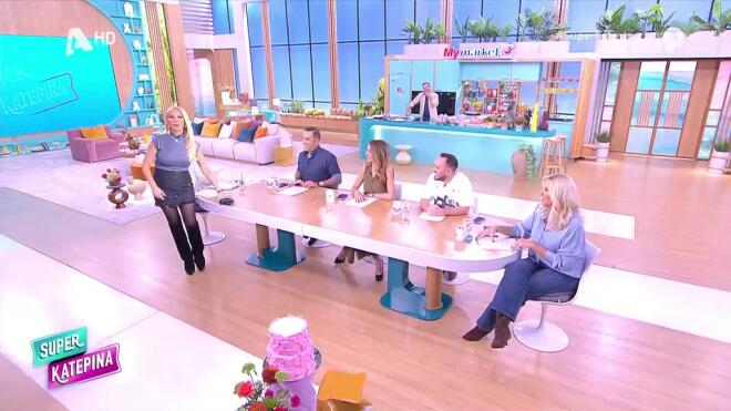 Κατερίνα Καινούργιου: Εντυπωσιακή εμφάνιση με μίνι φούστα και ψηλές μπότες στον 5ο μήνα της εγκυμοσύνης της/ Super Κατερίνα