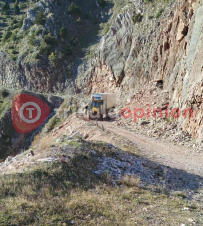 νταλίκα προερχόμενη από τη Βουλγαρία εγκλωβίστηκε σε ανενεργό τμήμα του δρόμου στα Τρίκαλα