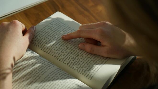 Σύμφωνα με έρευνες, ο ανθρώπινος εγκέφαλος είναι σε εγρήγορση και σε διαδικασία εκμάθησης, τις χρονικές περιόδους μεταξύ 10:00-14:00 και 16:00-22:00