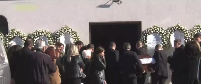 Πλήθος κόσμου στην κηδεία της 49χρονης στη Λάρισα