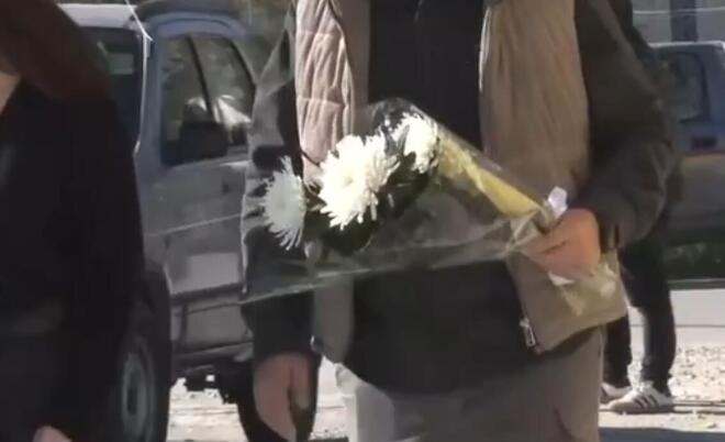 Λευκά λουλούδια στην κηδεία της 49χρονης 