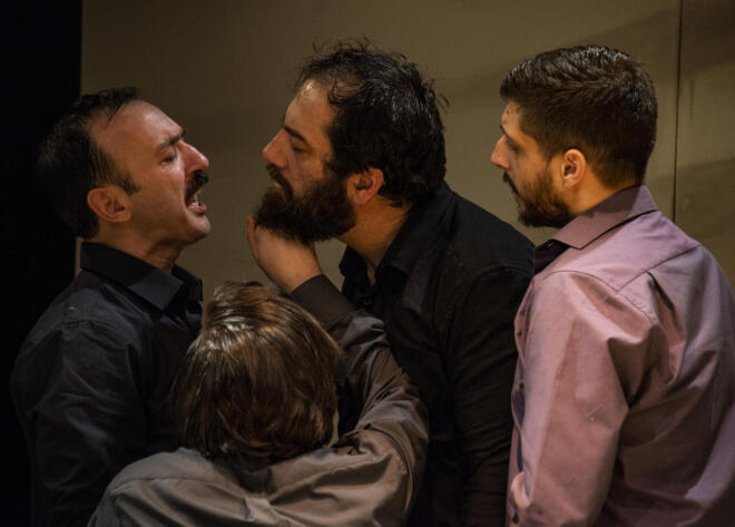 Οι ηθοποιοί της παράστασης Καλά εσύ σκοτώθηκες νωρίς