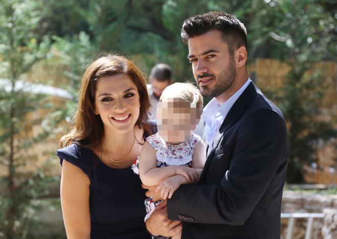 Η Βάσω Λασκαράκη κι ο Γιάννης Τσιμιτσέλης στη βάπτιση της κορούλας τους το 2014 