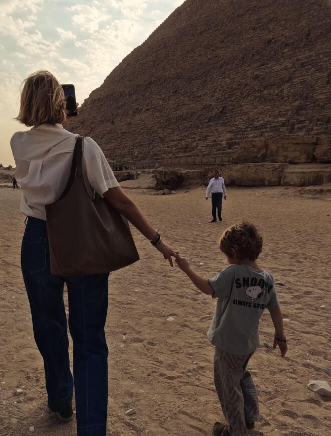 Η Τζένη Μπαλατσινού με τον μικρό της γιο στις Πυραμίδες
