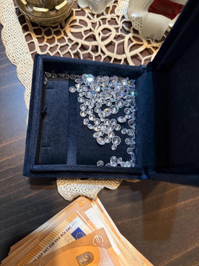 Οι ψεύτικοι πολύτιμοι λίθοι που έδειχναν τα μέλη της εγκληματικής οργάνωσης στα θύματά τους - ΕΛ.ΑΣ.