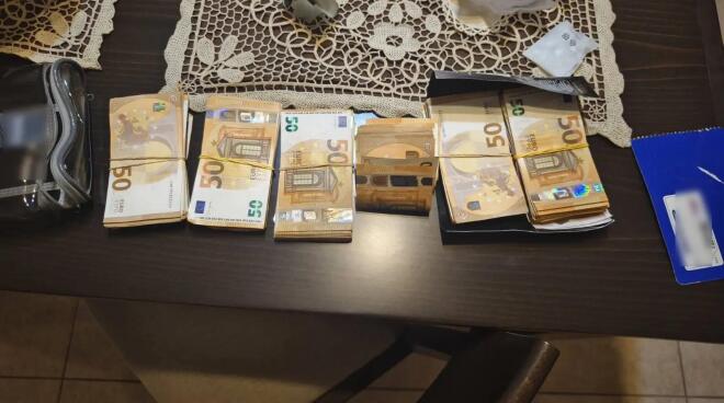 Χρήματα που είχαν αποκομίσει τα μέλη της εγκληματικής οργάνωσης από τα θύματά τους - ΕΛ.ΑΣ.