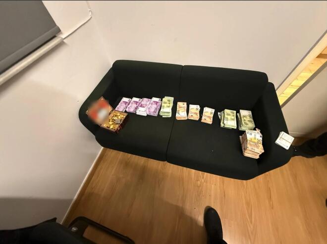 Κοσμήματα και χρήματα που κατασχέθηκαν σε σπίτια των συλληφθέντων για τις απάτες σε βάρος επωνύμων - ΕΛ.ΑΣ.