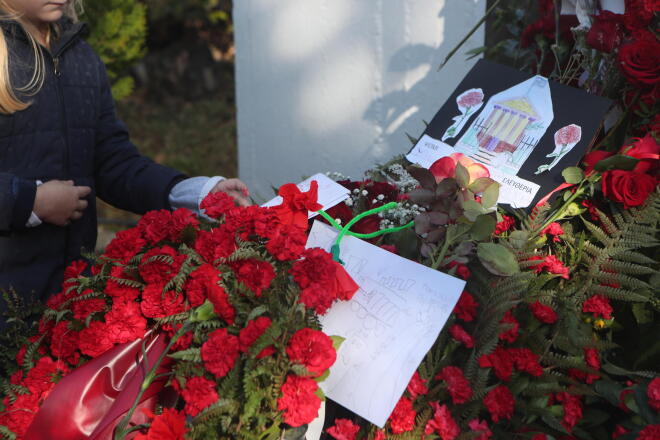 Λουλούδια στο μνημείο για το Πολυτεχνείο 1