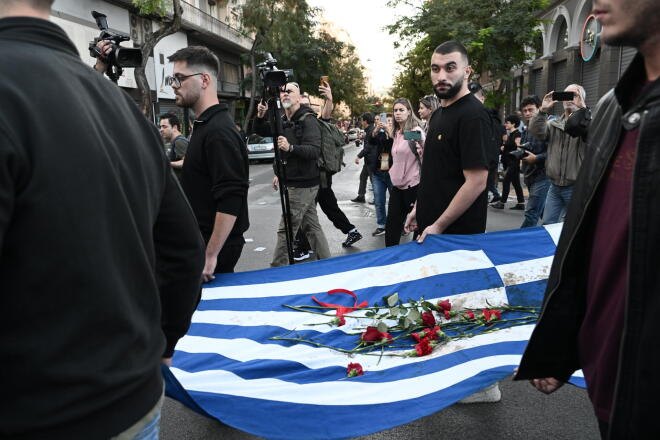 Φοιτητές κουβαλούν τη ματωμένη σημαία της ΕΦΕΕ