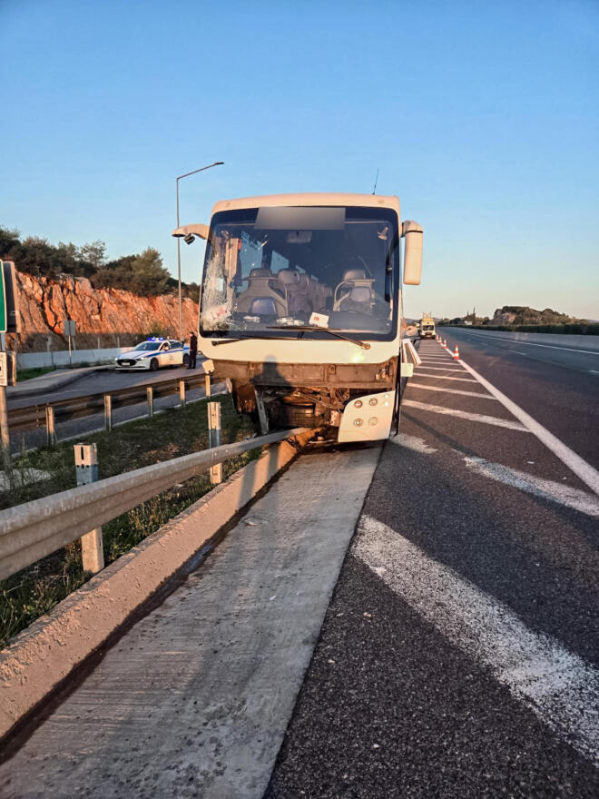 τροχαίο με τουριστικό λεωφορείο στην Υλίκη 2