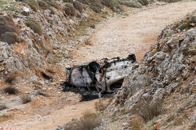 Το καμένο όχημα με το οποίο διέφυγαν οι δολοφόνοι του 42χρονου