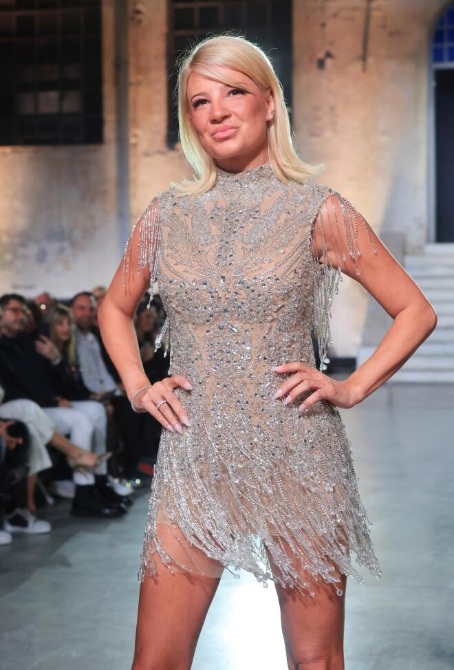 Η Φαίη Σκορδά στο catwalk με εντυπωσιακή δημιουργία της Χριστίνας Ζαφειρίου / NDP Photo Agency (Νίκος Ζότος)
