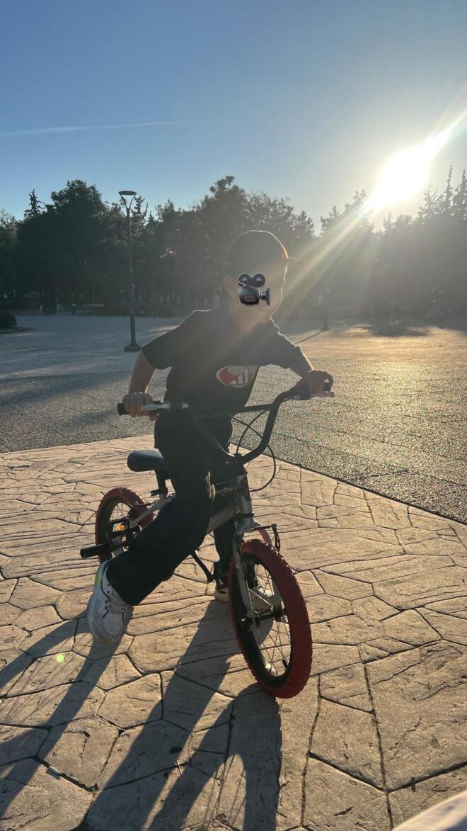 Κατερίνα Παπουτσάκη: Οικογενειακή βόλτα με τον σύντροφο και τους γιους της