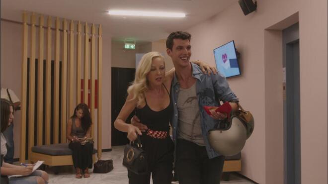 Ύστερα από ένα μικρό ατύχημα της Ζέτας, οι δυο τους περνούν τη νύχτα στα Επείγοντα, όπου έχουν την ευκαιρία να γνωριστούν καλύτερα