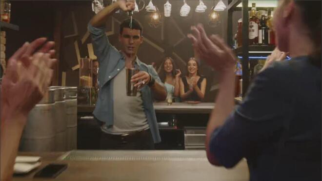 Η Ζέτα γνωρίζει τον Κωστή, τον γοητευτικό μπάρμαν ενός νυχτερινού μαγαζιού