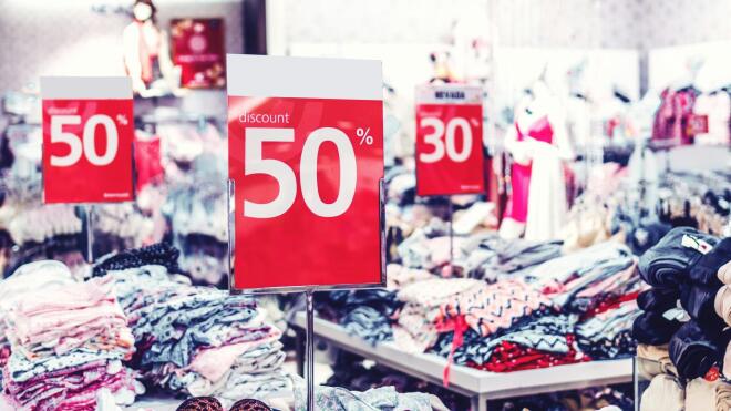 Οι εκπτώσεις κρύβουν συχνά παγίδες που μπορούν να σας οδηγήσουν σε λάθος επιλογές. Δείτε πώς να αποφύγετε τα άσκοπα έξοδα.