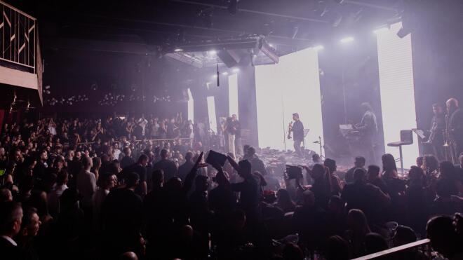 Η πρεμιέρα της Αναστασίας και του Ηλία Καμπακάκη στο MonaΛisa Music Hall εξελίχθηκε σε ένα από τα πιο δυνατά μουσικά γεγονότα των τελευταίων χρόνων στη Θεσσαλονίκη.