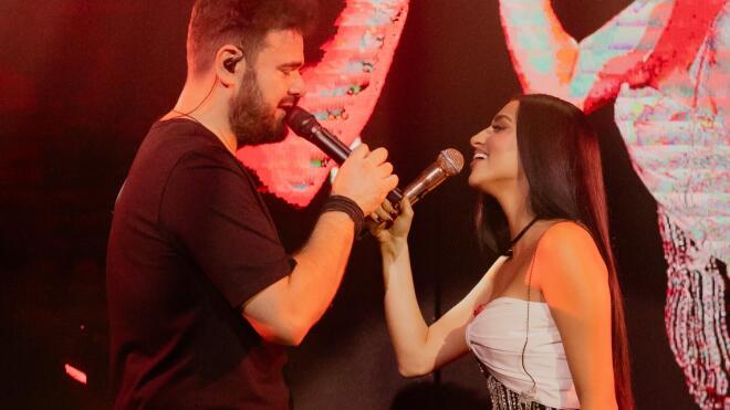 Η κορυφαία στιγμή της βραδιάς ήταν όταν οι δύο τους συναντήθηκαν στη σκηνή. Η αντίδραση του κόσμου ήταν εντυπωσιακή